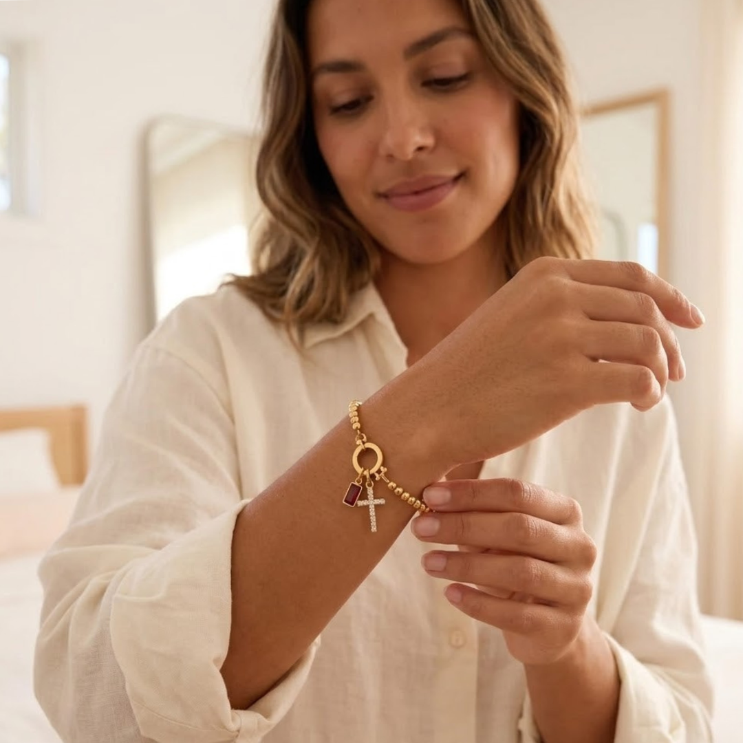 Gouden Kralen Armband met Kruis en Geboortesteen - Draag jouw verhaal elke dag