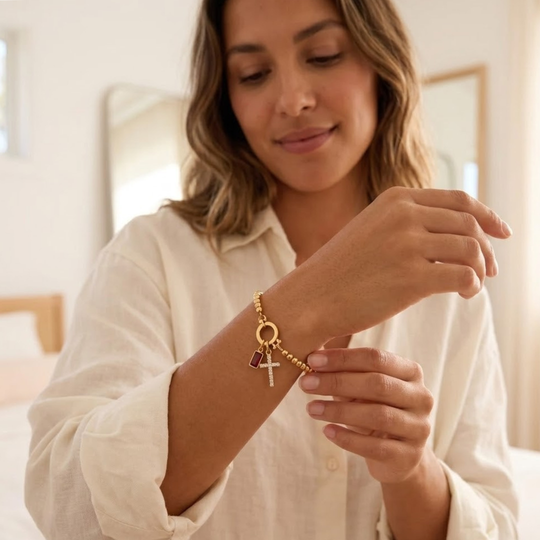 Gouden Kralen Armband met Kruis en Geboortesteen - Draag jouw verhaal elke dag